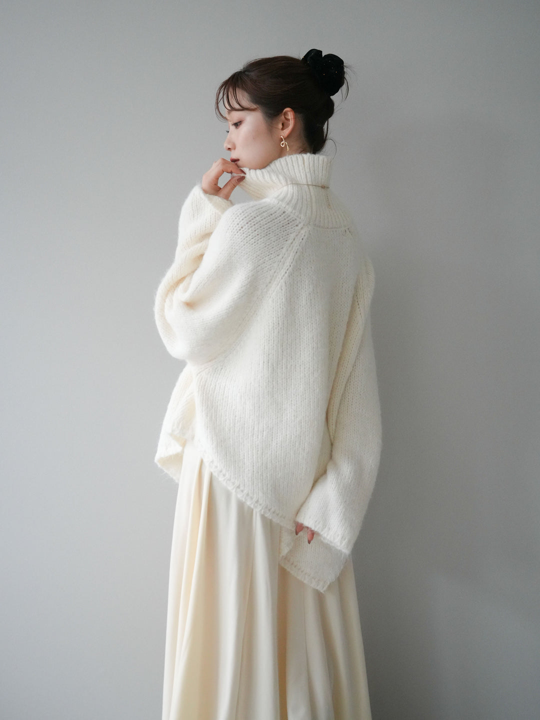 [予約]アシンメトリーハイネックニットプルオーバー/beige