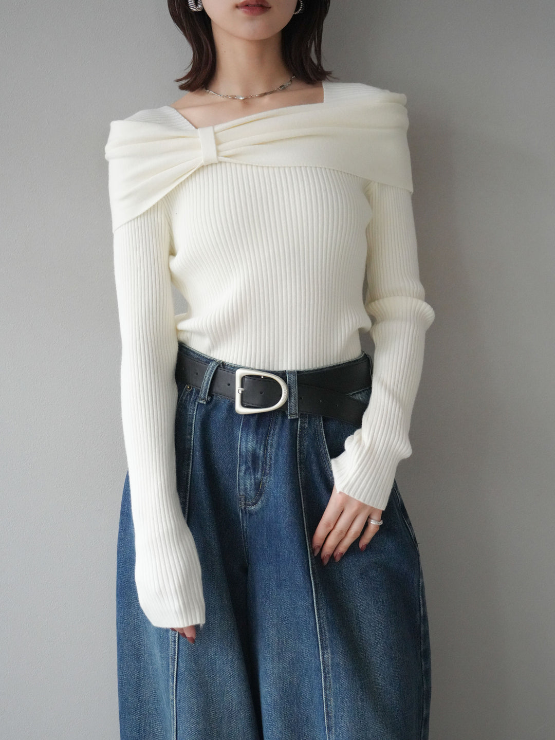 [予約]リボンモチーフオフショルリブニットトップス/white