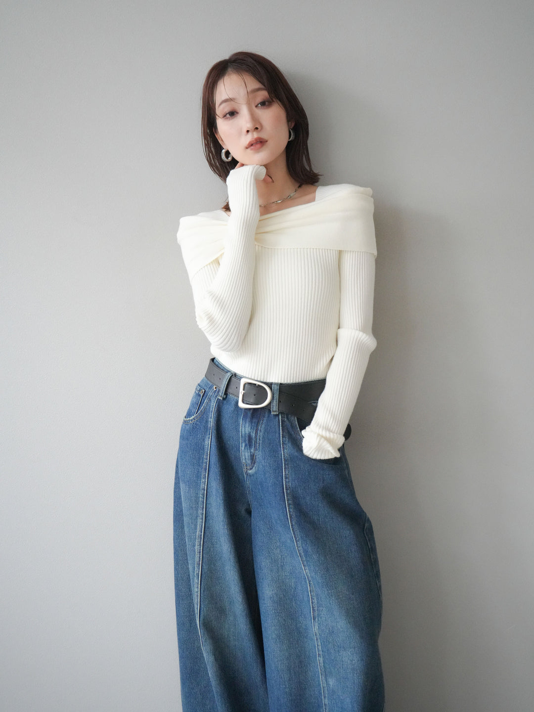 [予約]リボンモチーフオフショルリブニットトップス/white