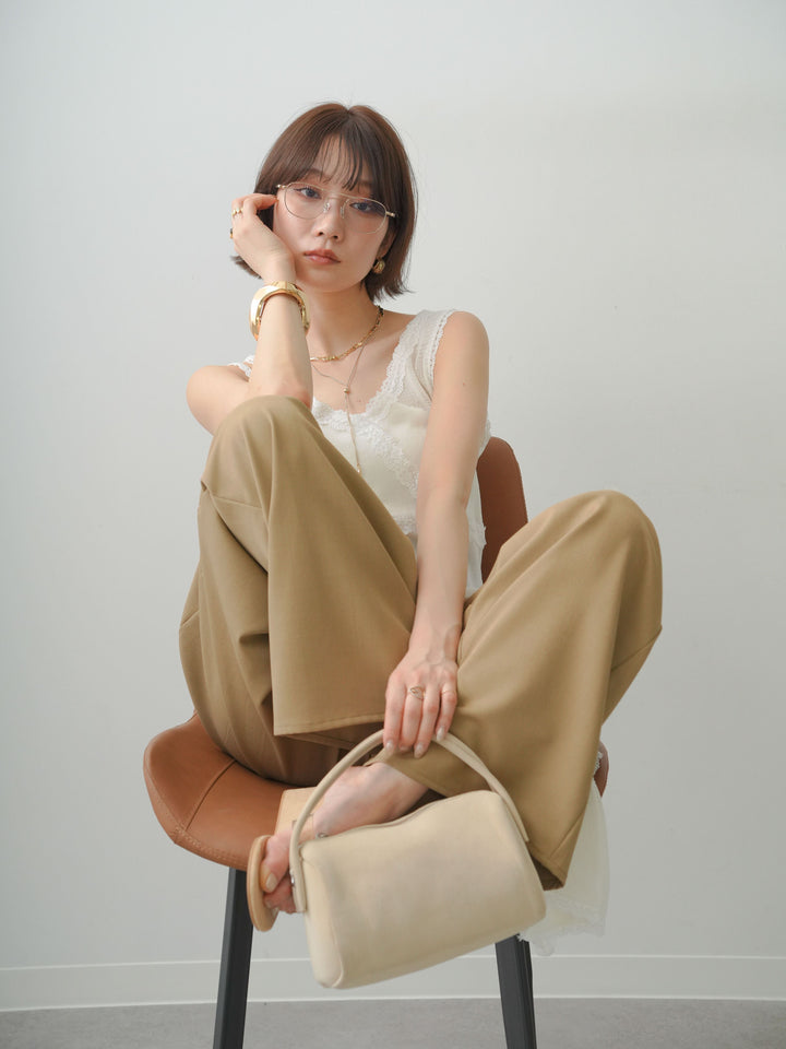 【預購】蕾絲邊V領不對稱無袖針織上衣 / 白色