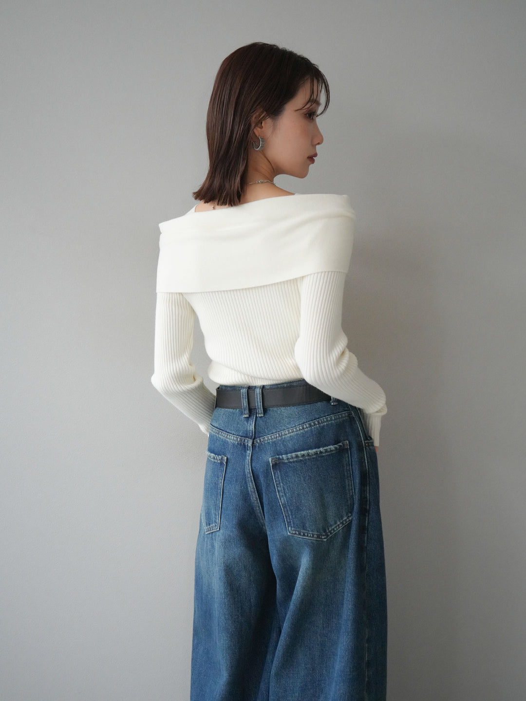 [予約]リボンモチーフオフショルリブニットトップス/white