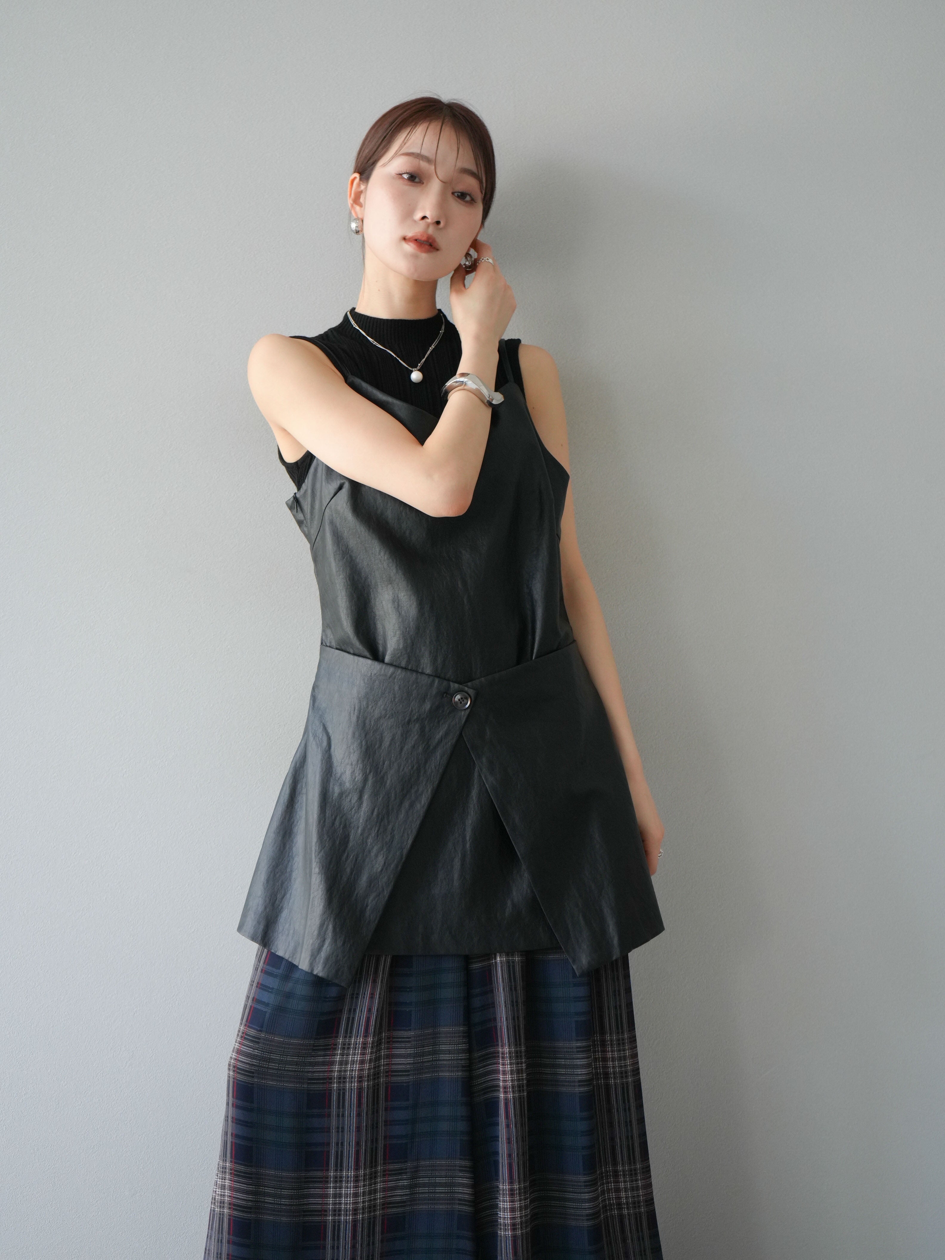 予約]レイヤードレザーキャミソールチュニック/ブラック – Lumier