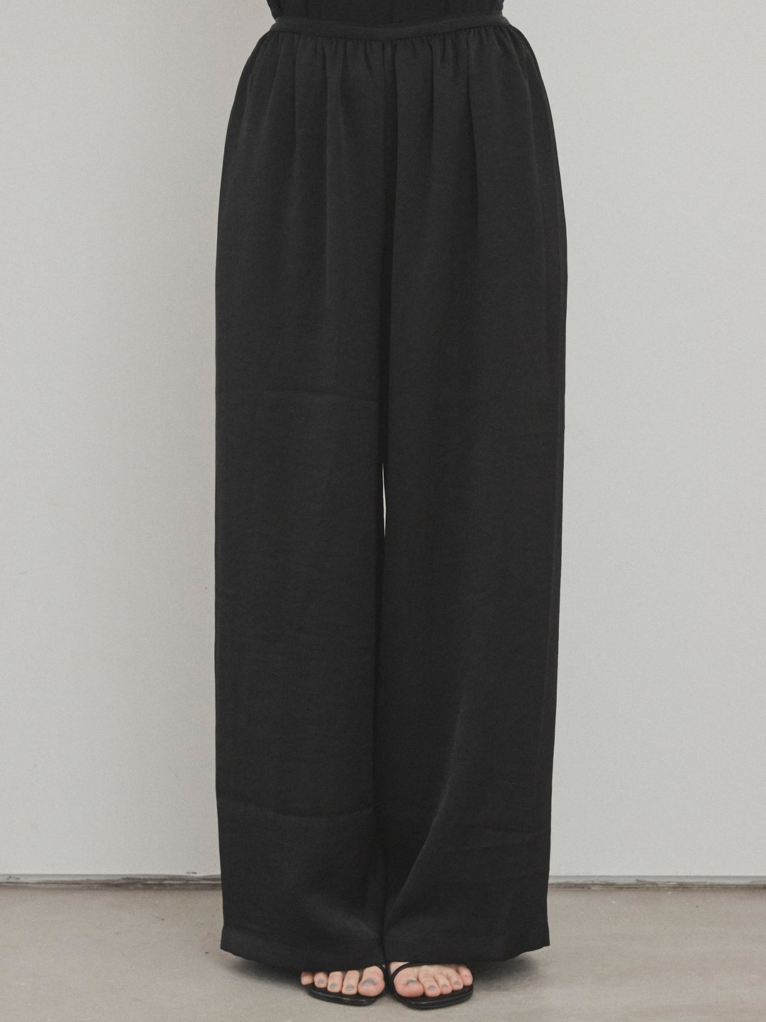 【預購】緞面休閒褲/黑色