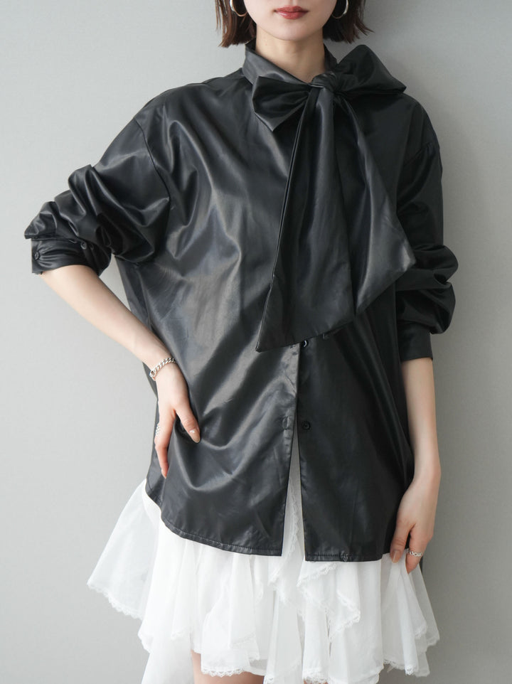 [予約]フェイクレザーボウタイブラウス/black