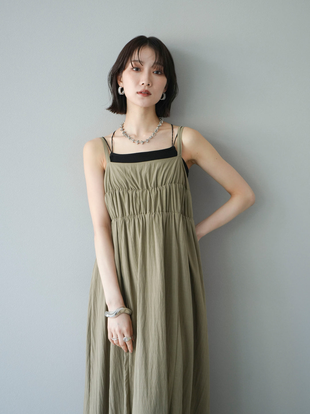 [SET]レーヨンシャーリングキャミワンピース+カップ付きバッククロスキャミソール(2set)