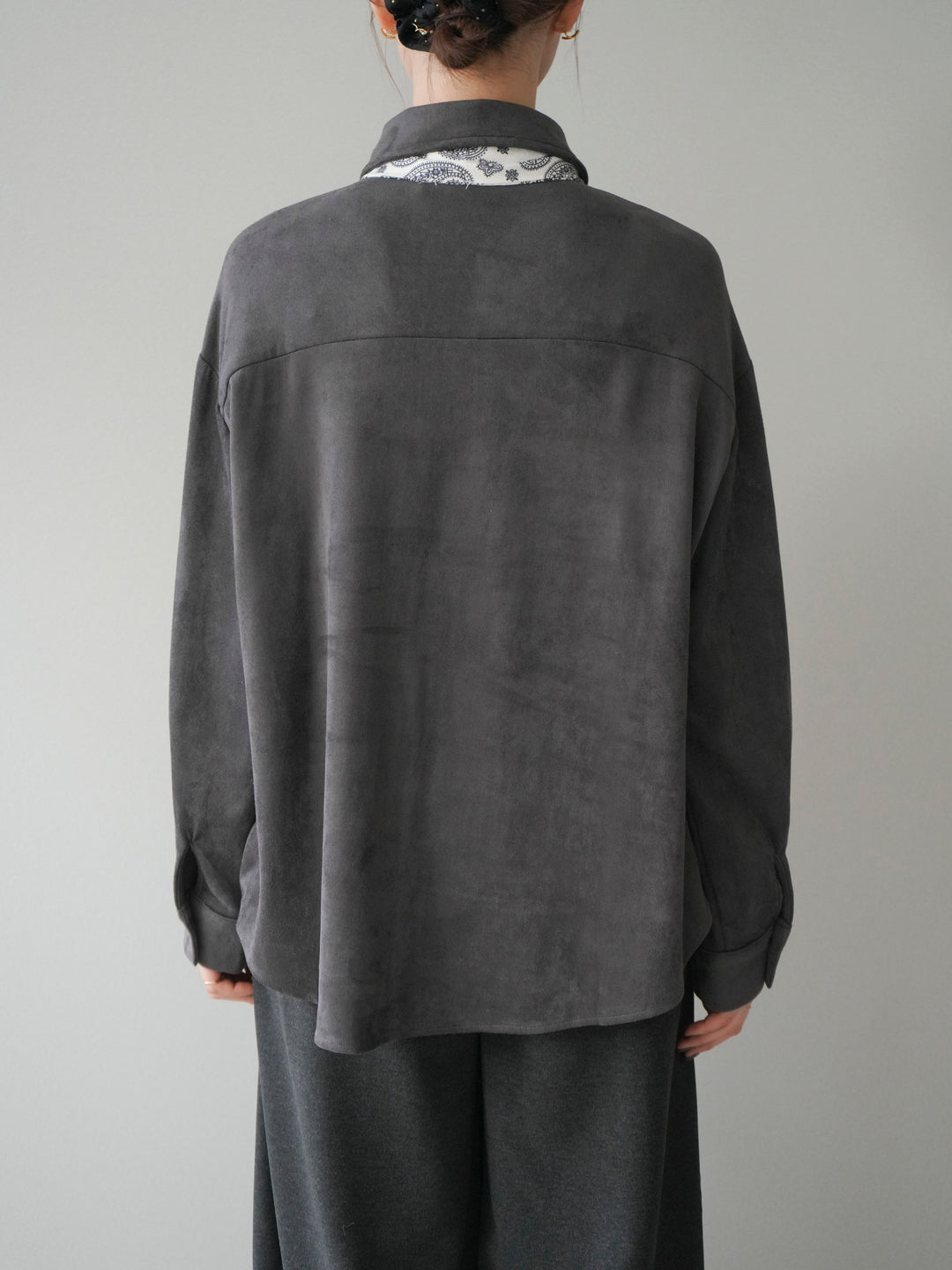[予約]スカーフ付きスエードシャツ/charcoal