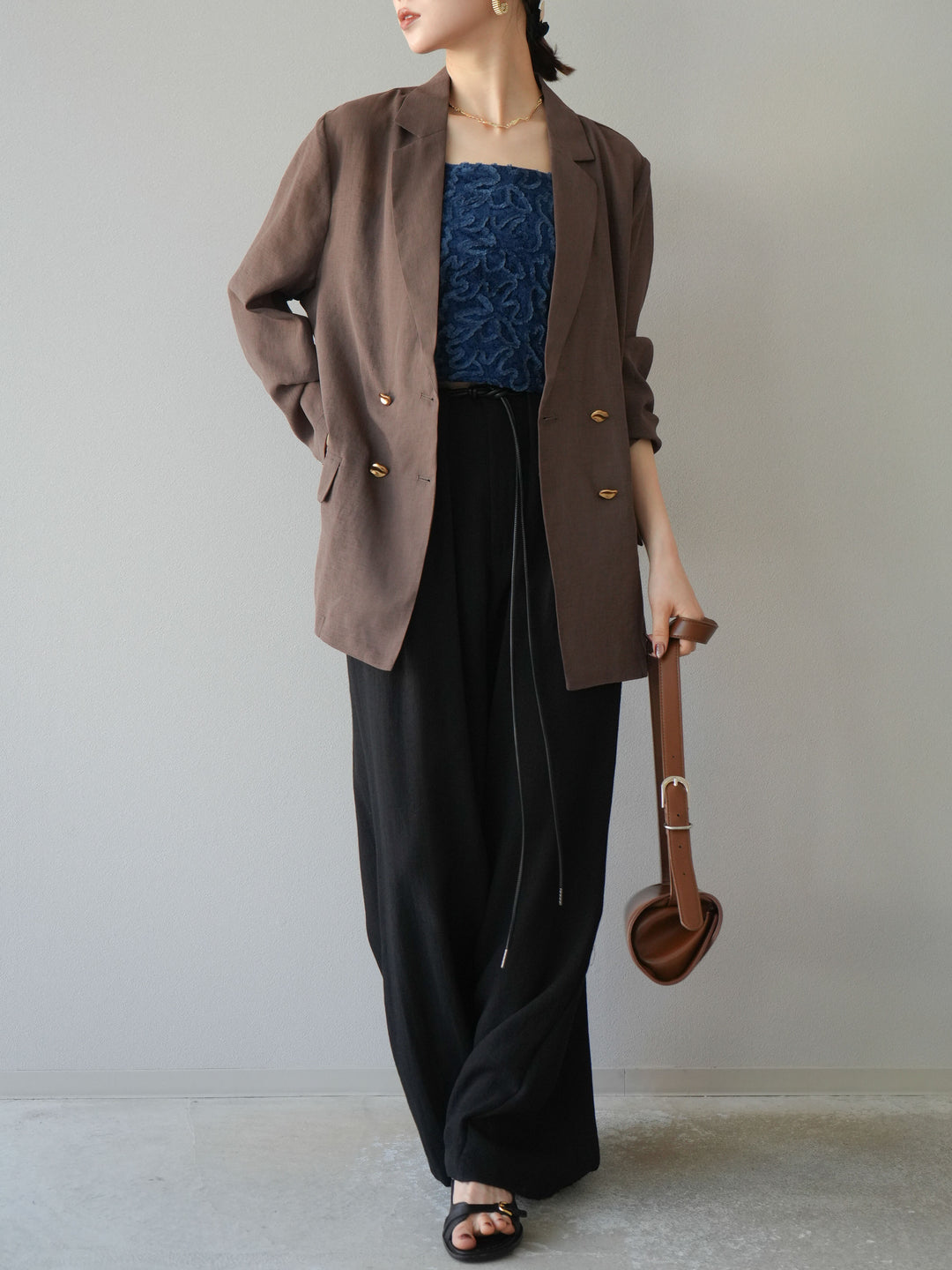 [SET] 金色扣環透視外套 + 滾邊花朵透視天鵝絨吊帶背心 + 繩紋腰帶麻感寬褲 (3 件套)