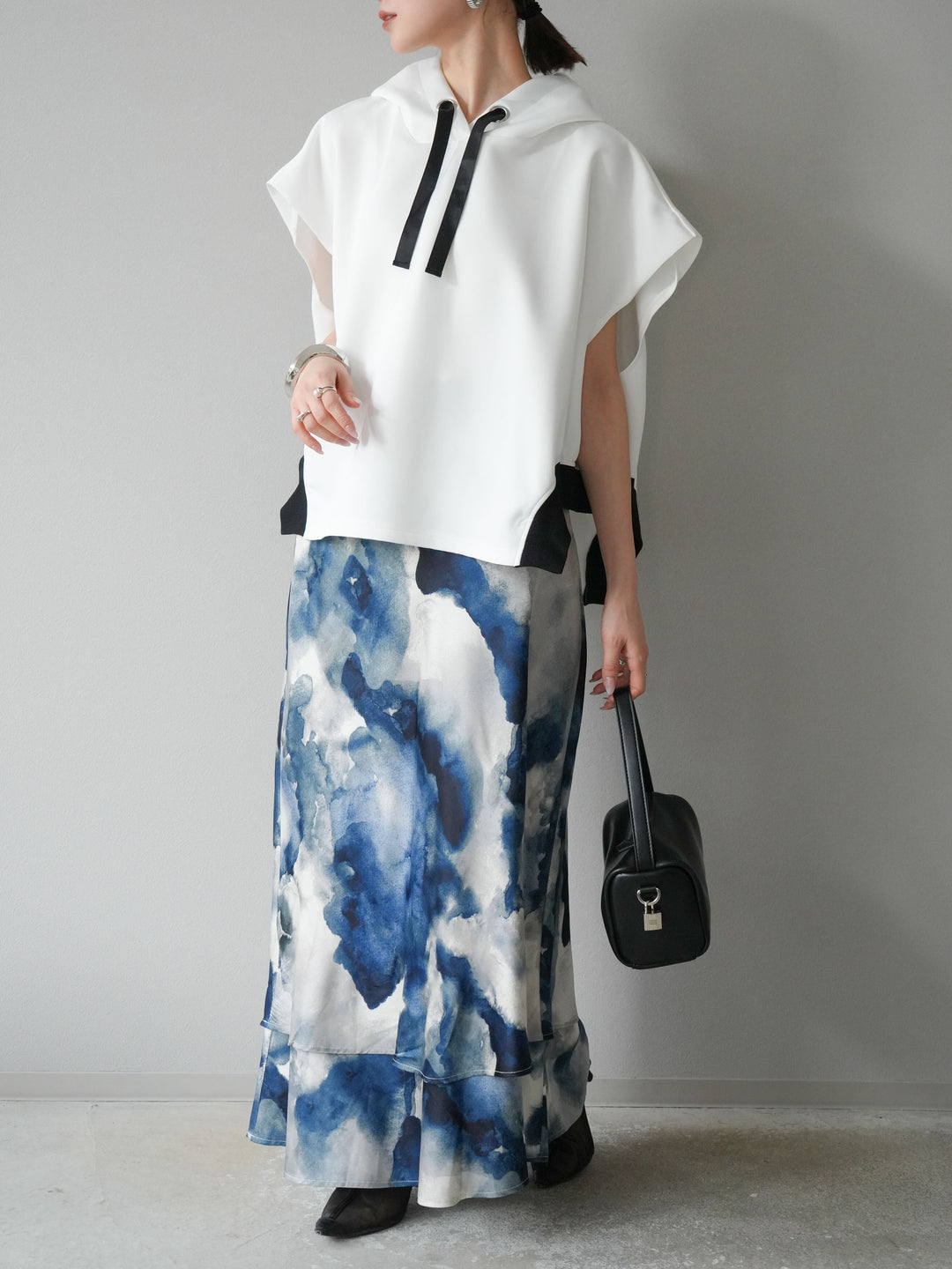 [SET]アシンメトリードルマンバックZIPフーディー+ニュアンスサテンフリルスカート(2set)