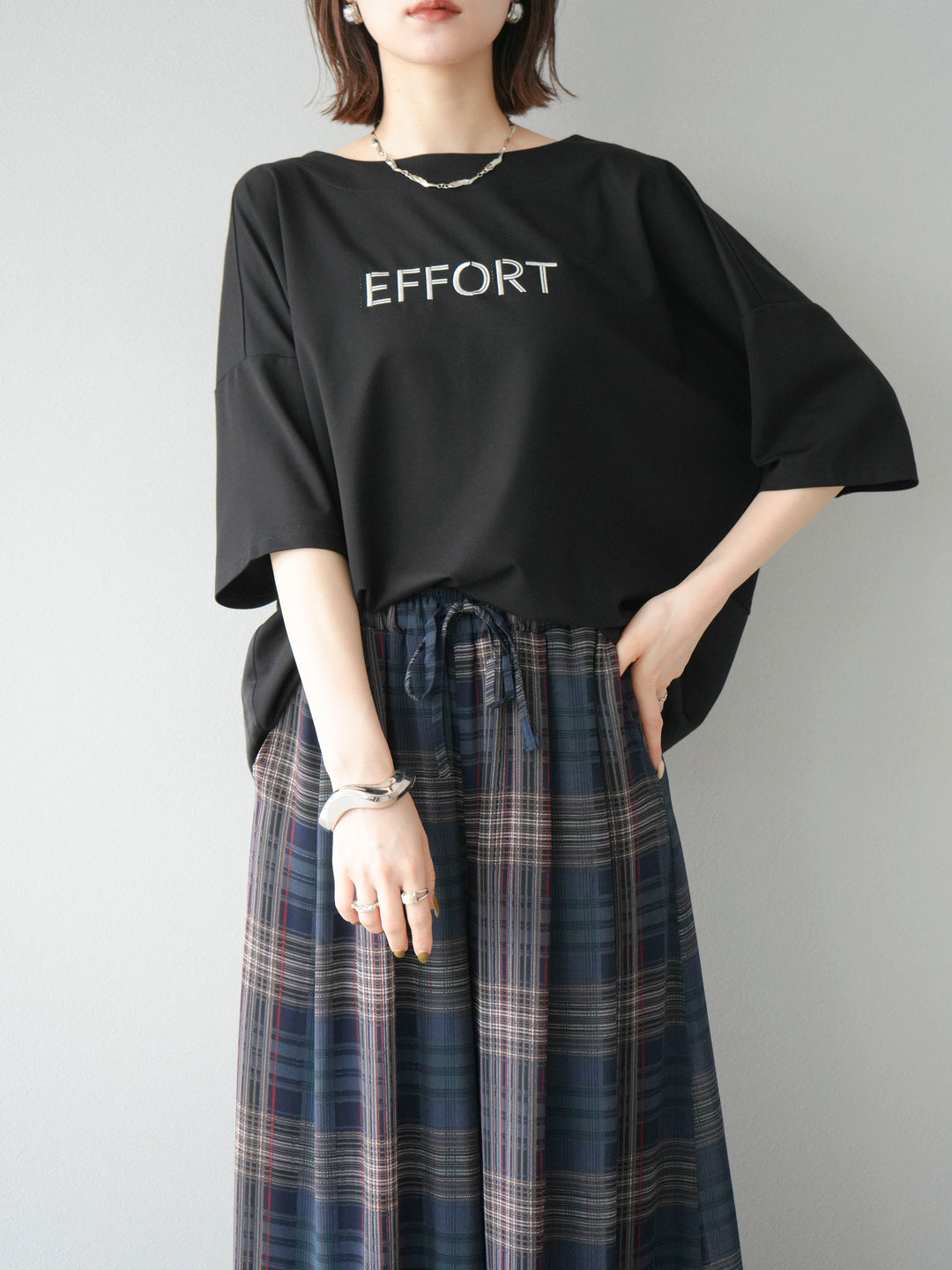 [套裝] 不同材質金屬標誌刺繡 x 印花T卹 + 透視格紋寬鬆褲（2 件套）