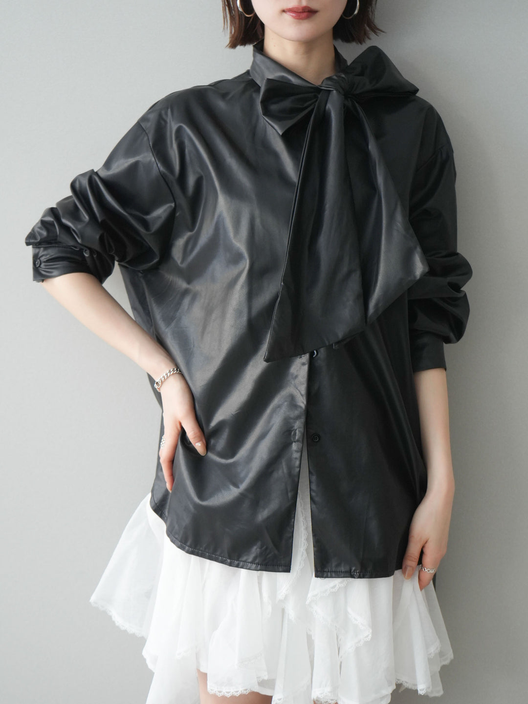[SET]フェイクレザーボウタイブラウス+ラッフルレースミニスカート(2set)
