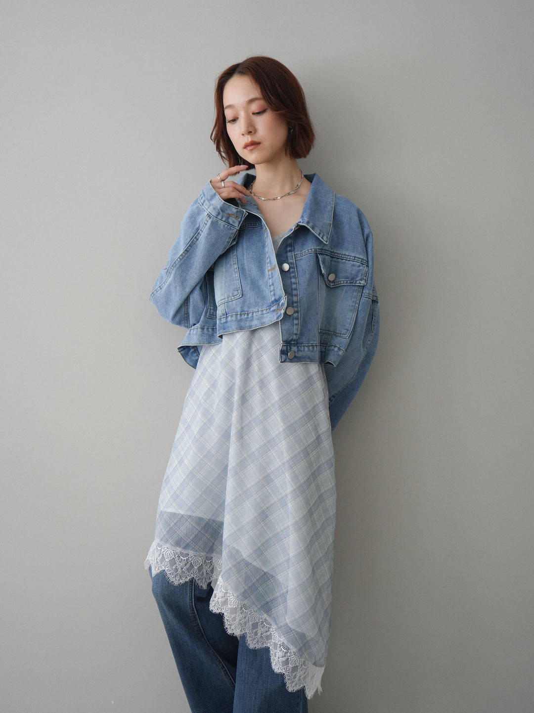 【套裝】牛仔短版襯衫外套+不對稱格紋蕾絲吊帶背心+流蘇半喇叭牛仔褲（三件套）