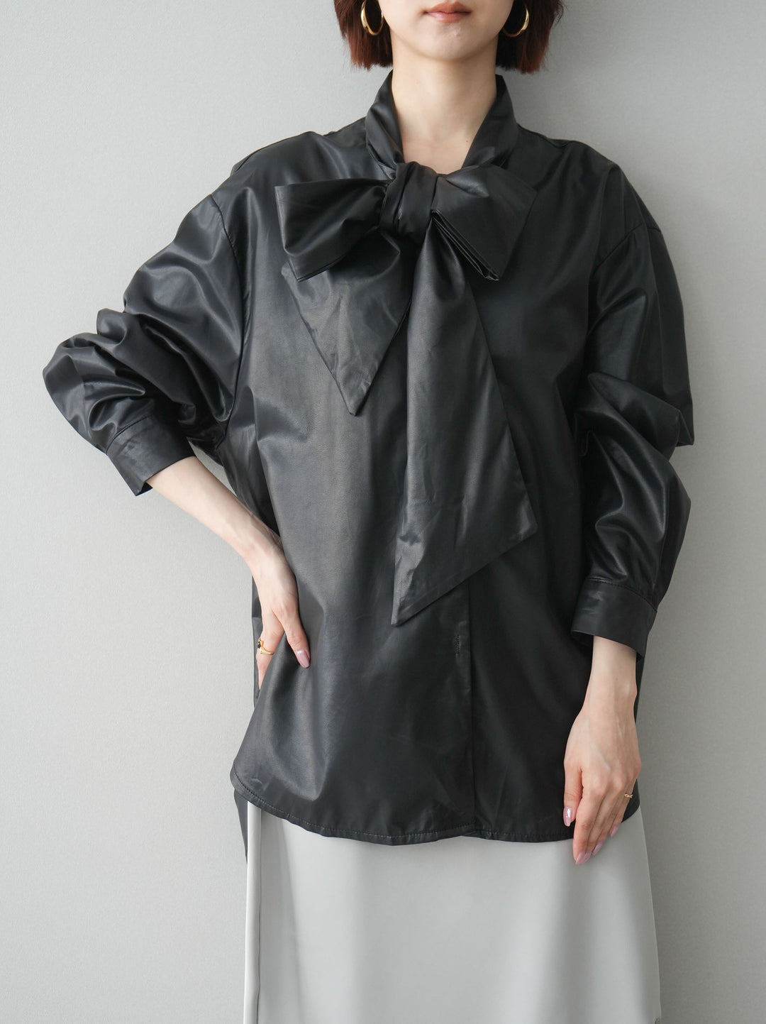 [SET]フェイクレザーボウタイブラウス+サテンライクアシメレーススカート(2set)