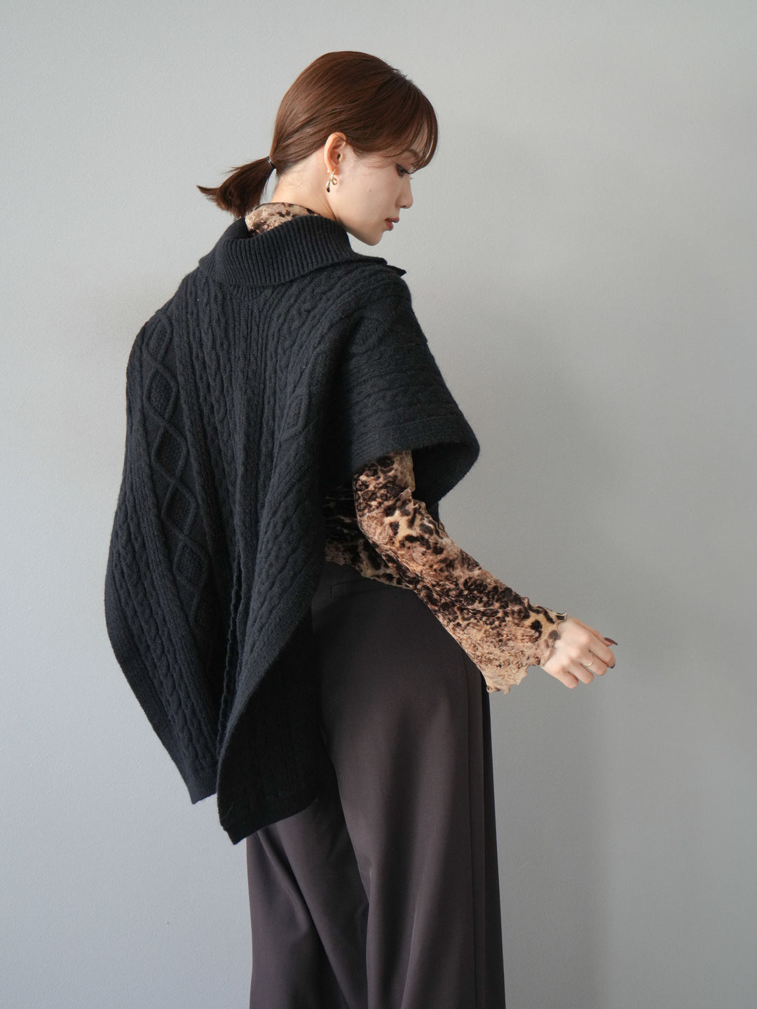 [予約]ケーブル編みニットケープ/ブラック