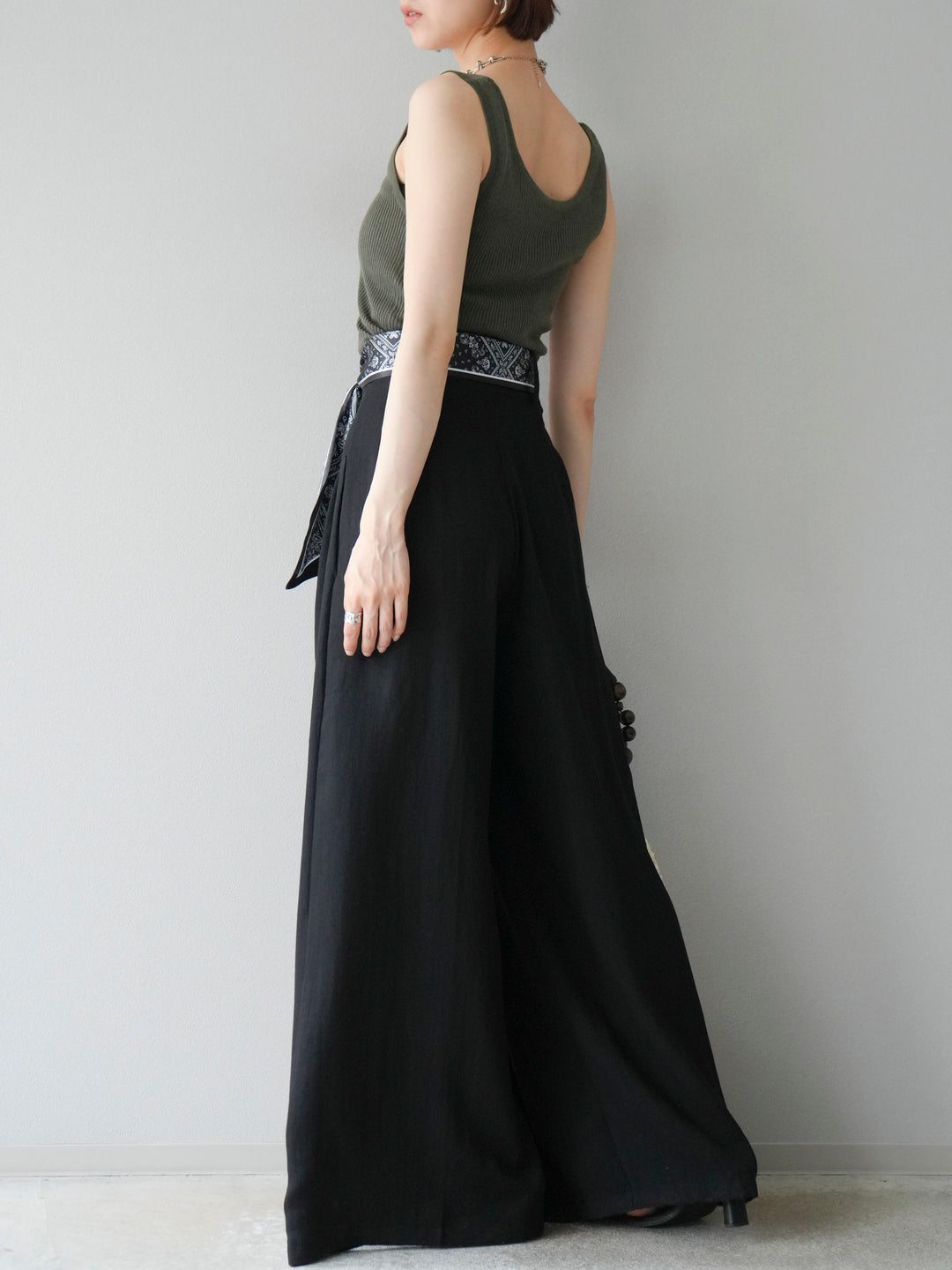 [予約]スカーフベルト付3タックワイドパンツ/ブラック