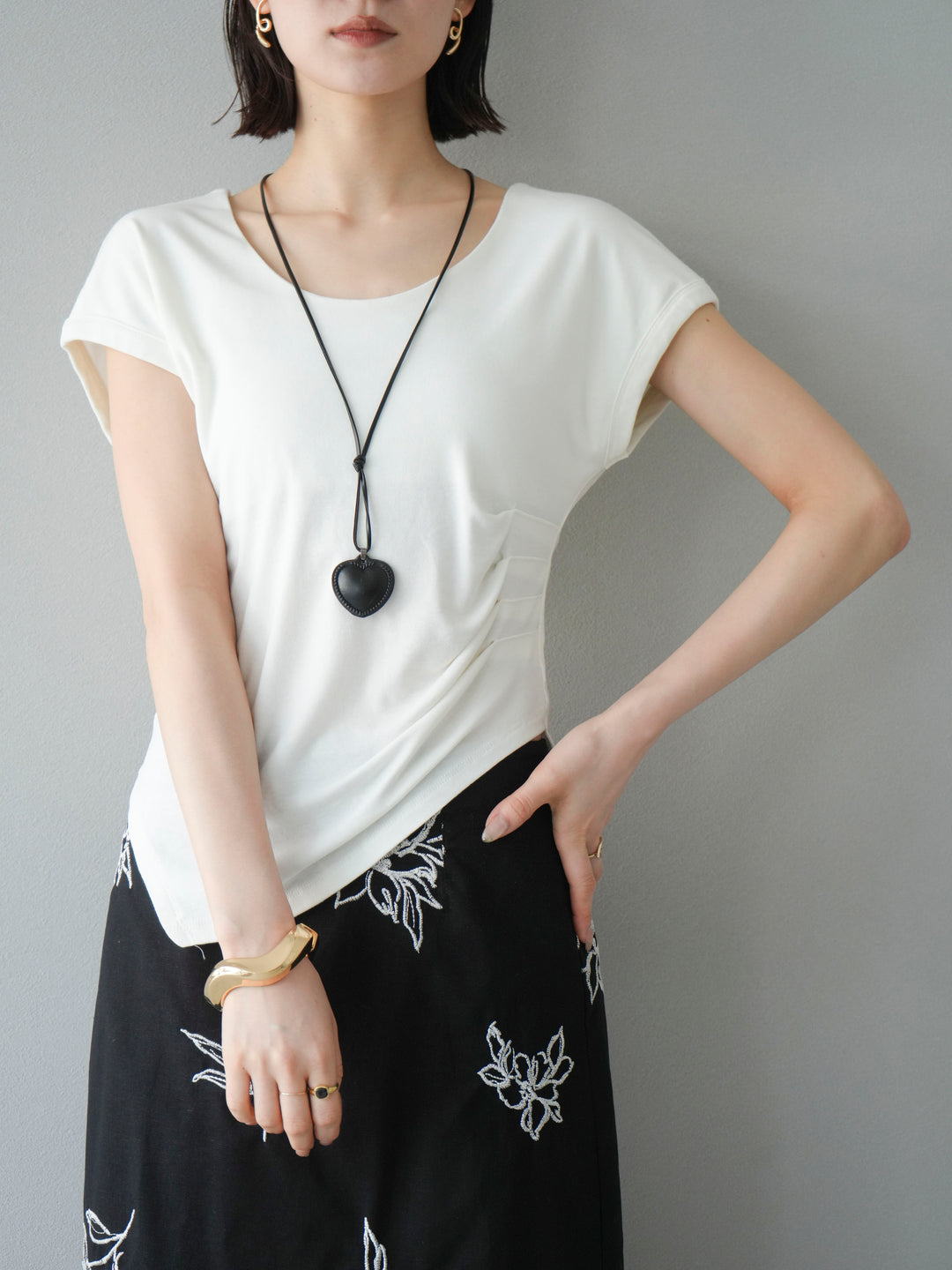 [予約]タックTシャツ＆レザーハートネックレスSET /ホワイト