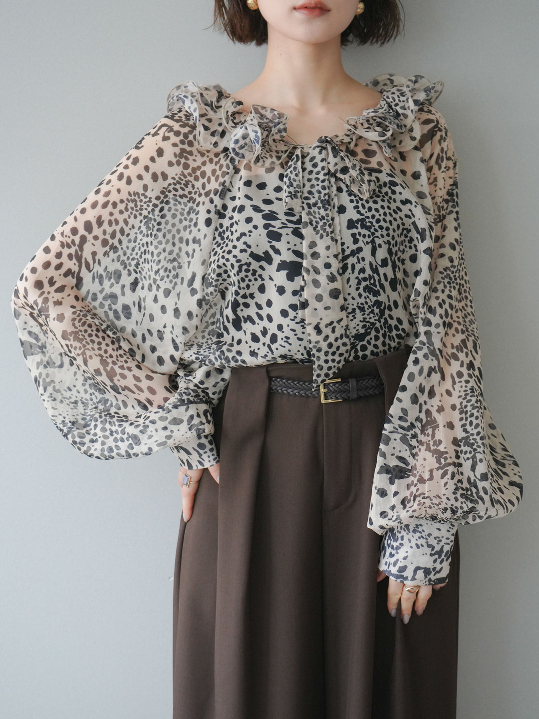 [予約]ラッフルネックシアーブラウス/leopard