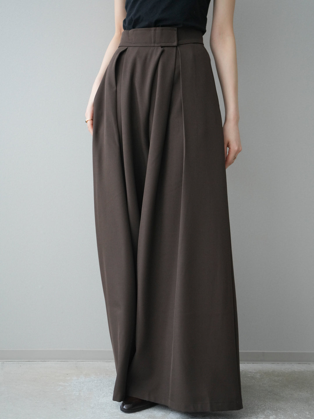 [予約]テープベルトタックバギーパンツ/brown