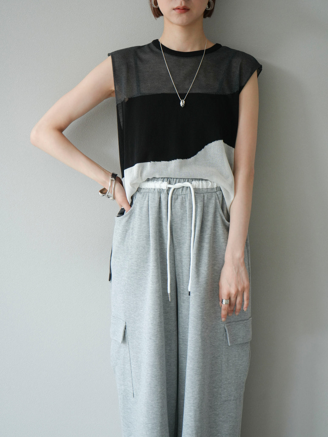 [SET]バイカラーシアーニットノースリーブ+ウエストラインサイドポケットスウェットパンツ(2set)