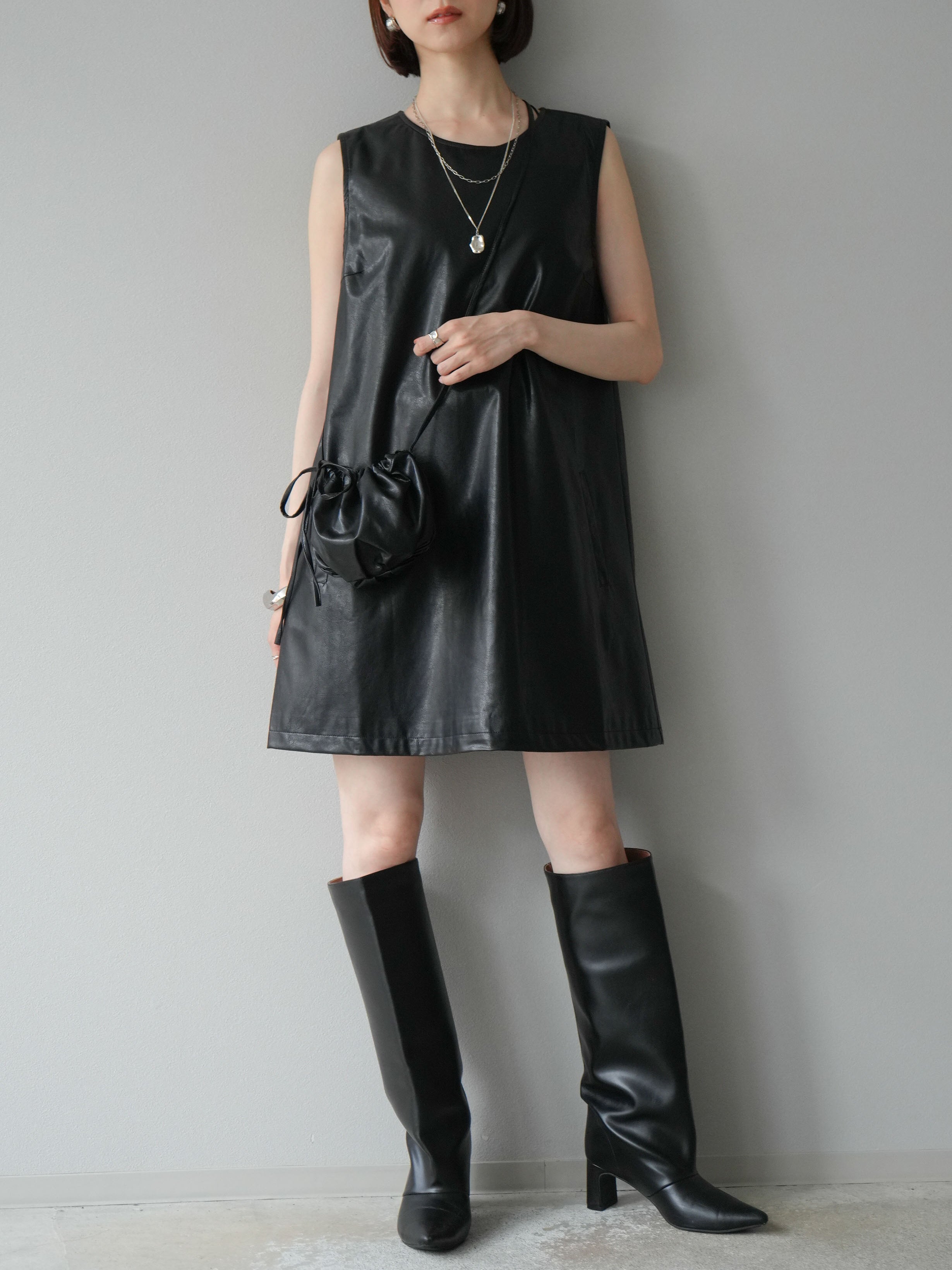 予約]ショルダーポーチ付レザーミニワンピース/ブラック – Lumier