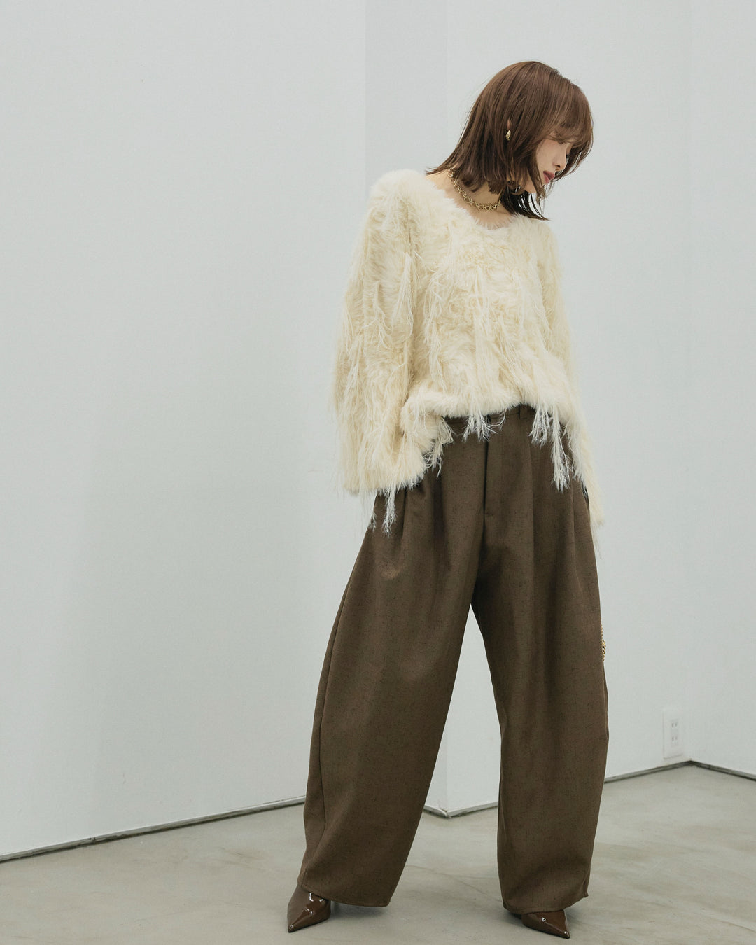 【Allure】[SET]フェザーフリンジシャギーニットプルオーバー+モックスカルゼサイドタックコクーンパンツ(2set)