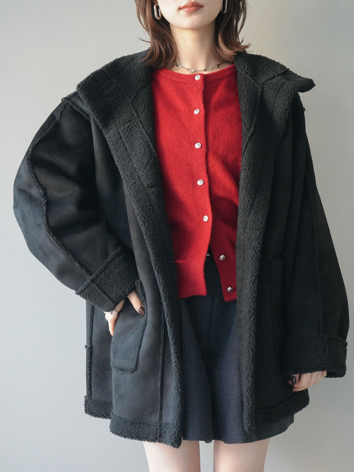 [予約]スタンドネックフェイクムートンミディアムコート/black