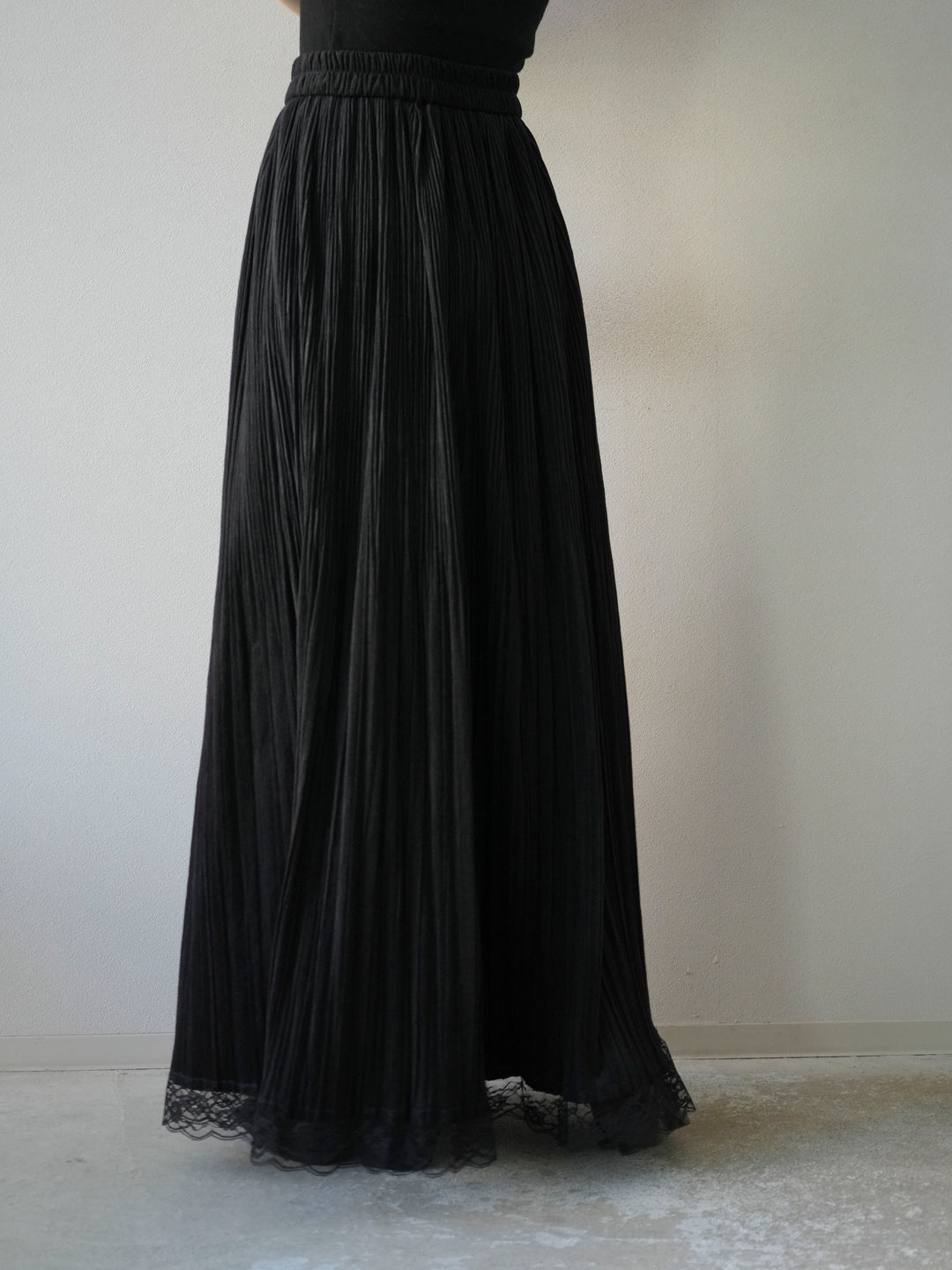 [予約]裾レーススウェードプリーツマキシスカート/ブラック
