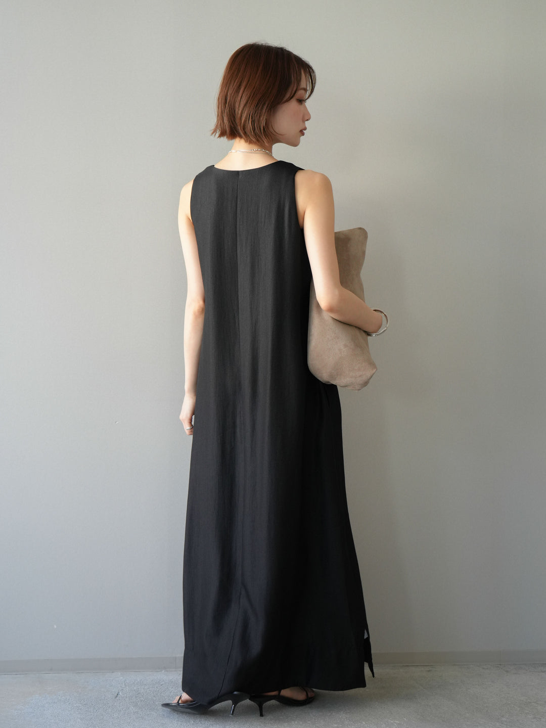 [予約]スキッパーフレアノースリーブワンピース/black