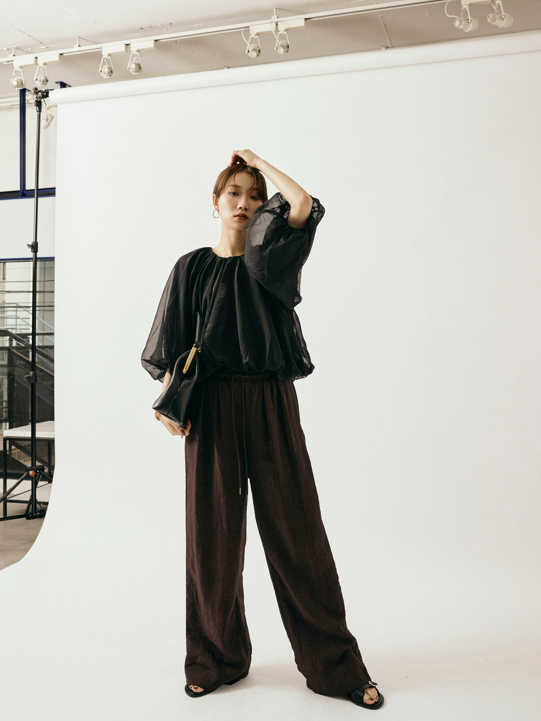 【Allure】[SET]オーガンジーバルーンショートブラウス+シャイニースラブシアーワイドパンツ(2set)