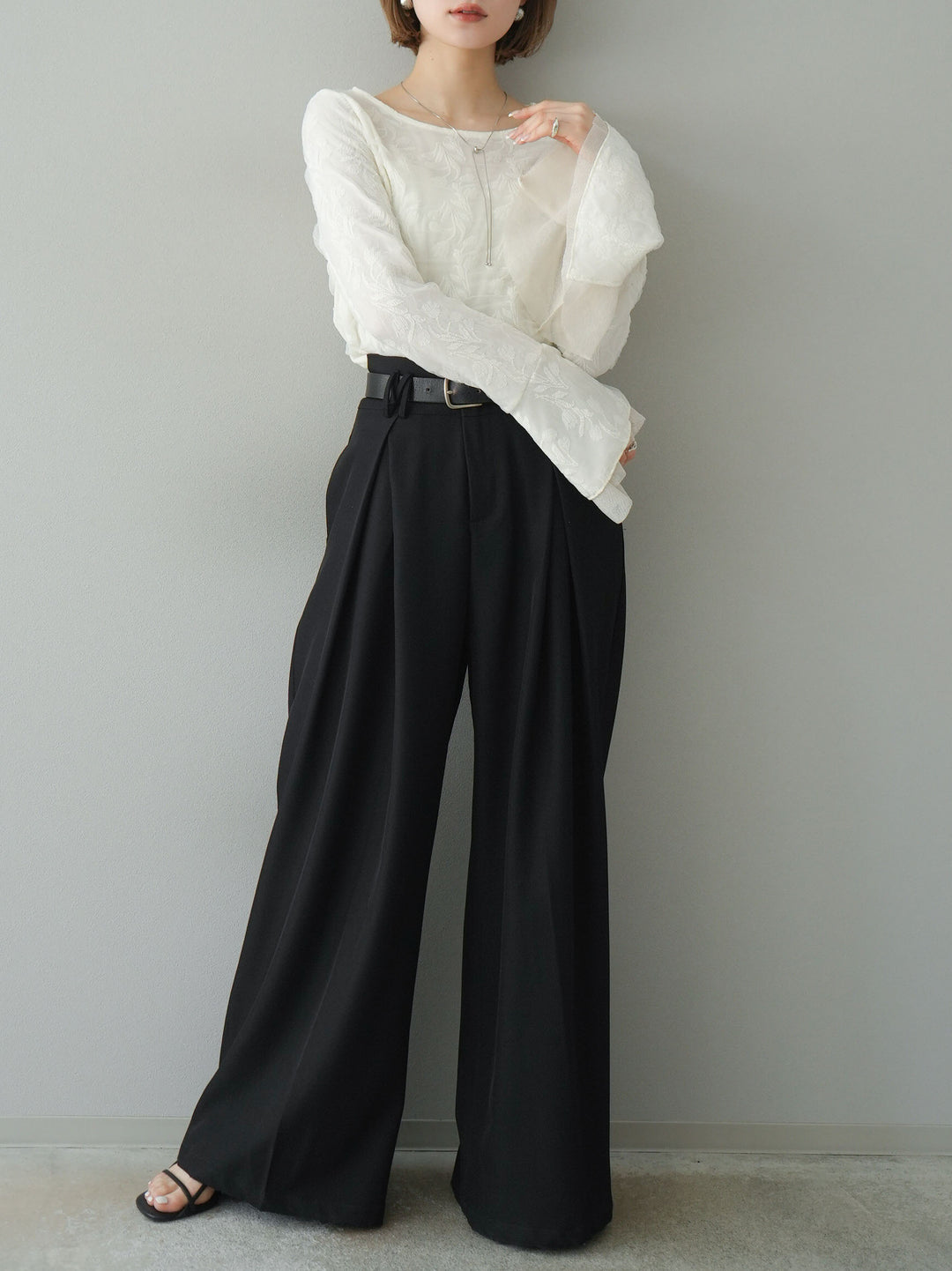 【預購】雙層紗布袖喇叭疊層提花上衣/象牙白