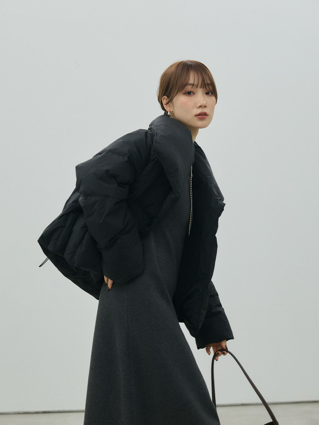 【Allure】[SET]バックオープンニットワンピース+スタンドカラーダウンジャケット(2set)