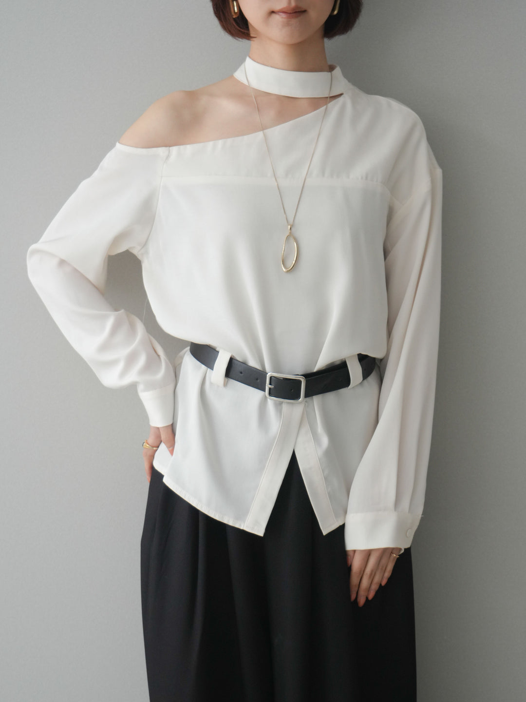[SET]ベルト付ワンショルダースリットブラウス+ベルト付ワンショルダースリットブラウス(2set)
