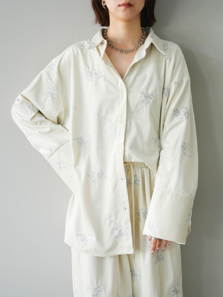[予約]ベロアフラワーエンブロイダリーシャツ/エクリュ