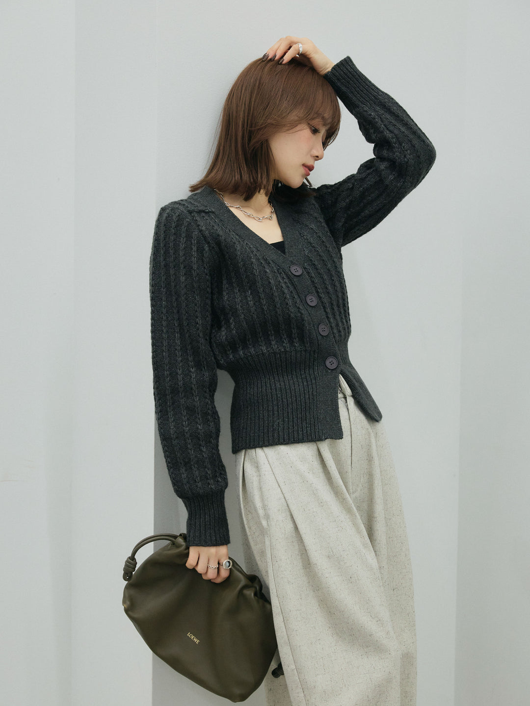 【Allure】[SET]編みこみVネックニットカーディガン+モックスカルゼサイドタックコクーンパンツ(2set)