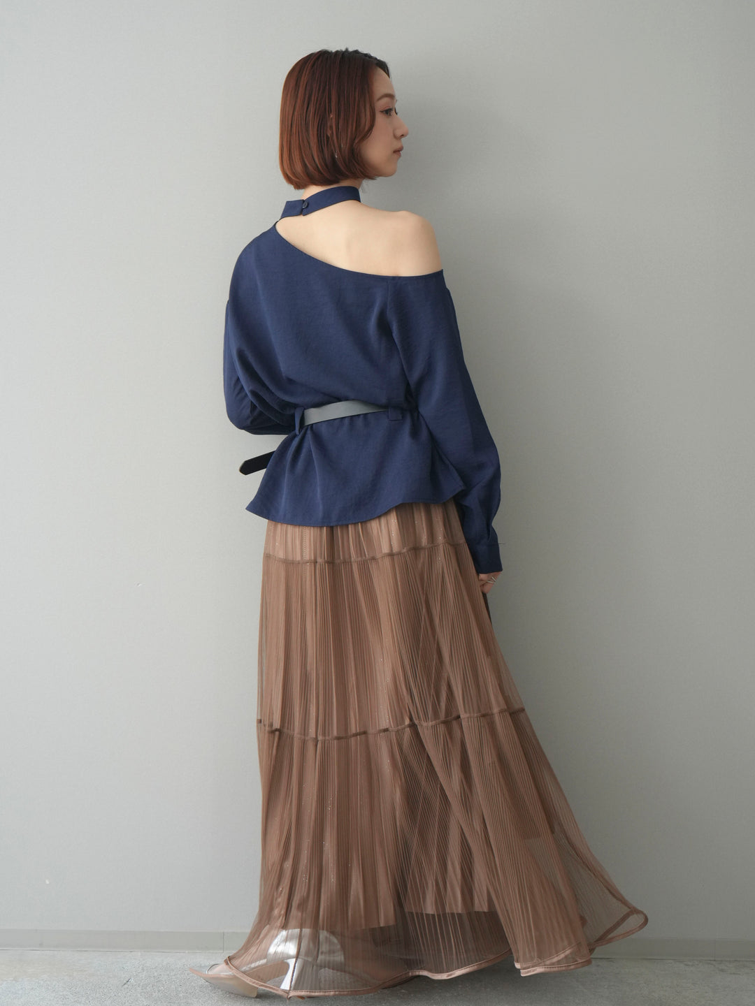 [SET]ベルト付ワンショルダースリットブラウス+ラメプリーツレイヤードチュールロングスカート(2set)