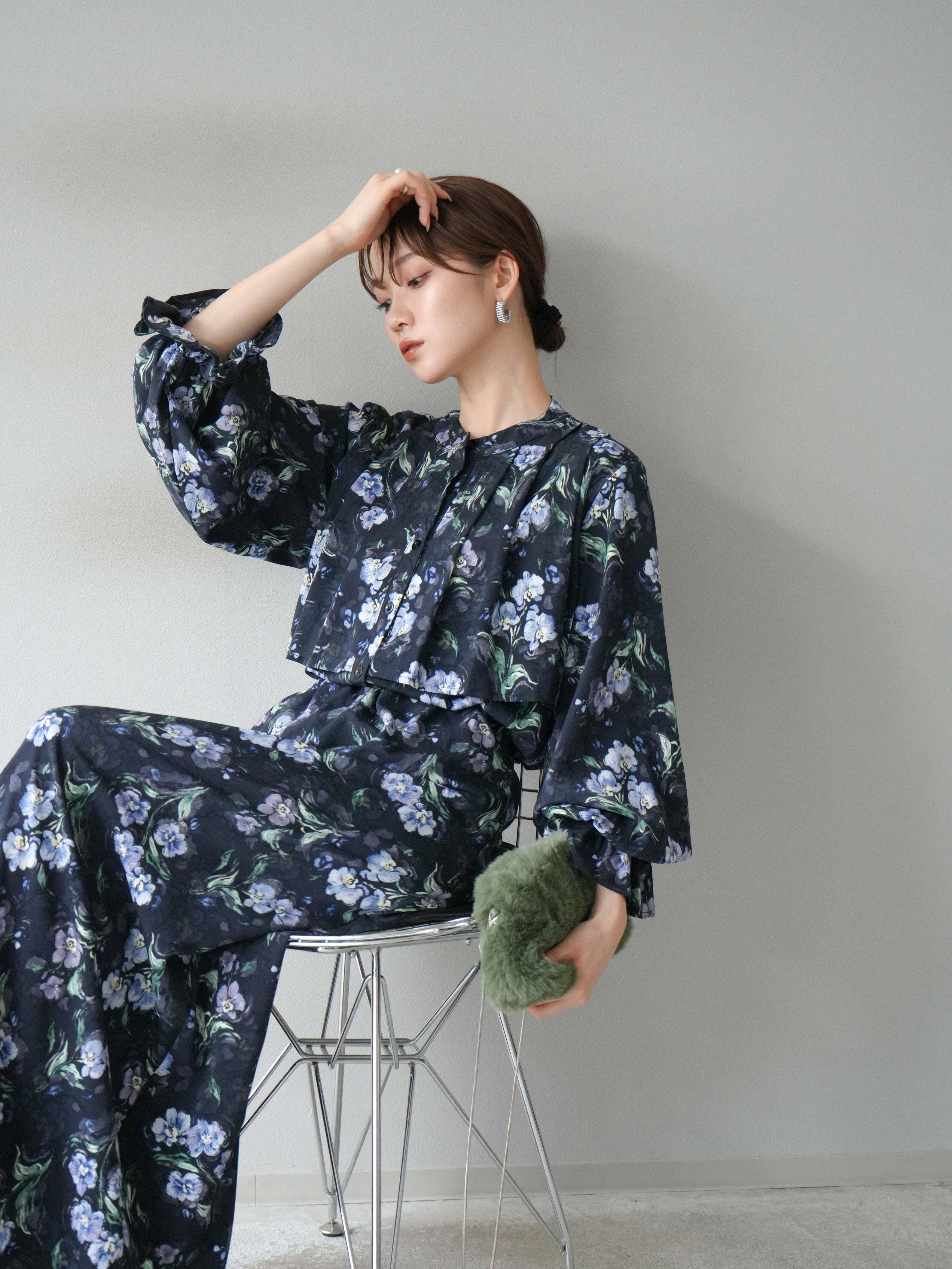 予約]フラワーフリルブラウス/ネイビー – Lumier