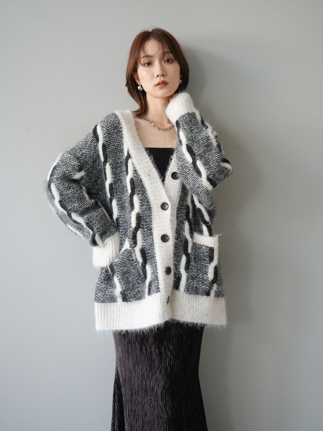 [SET]バイカラー編み込みデザインニットカーディガン+ベロアプリーツナロースカート(2set)