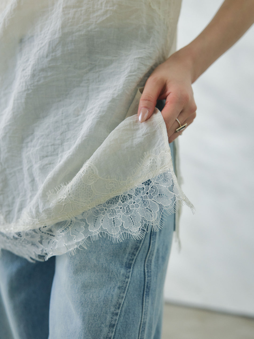 【Allure】[SET]リネンタッチレース切替キャミソール+ウエストフリンジカットオフカーブデニムパンツ(2set)