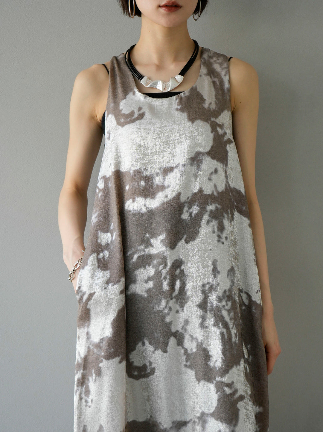 [Pre-order] Back Cross Foil Print Dress/Brown