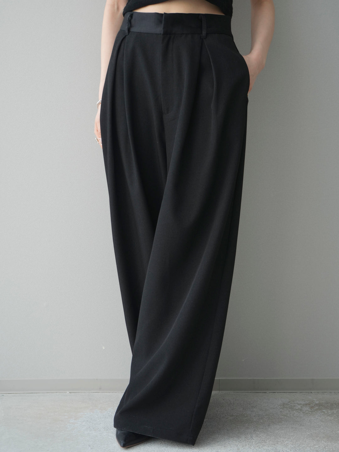 [予約]サテンベルトタックワイドパンツ/black