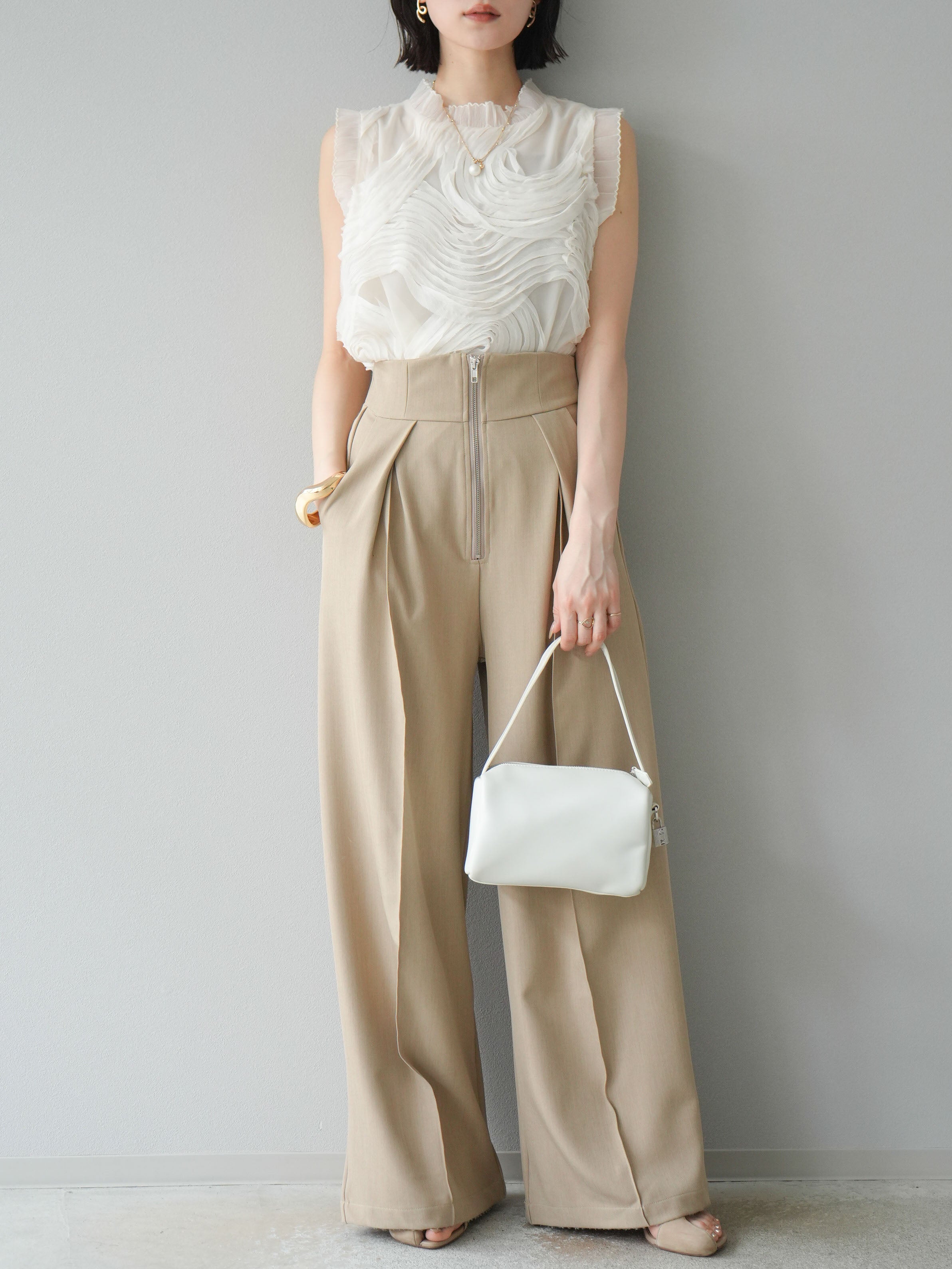新品 emmi atelier ハイネックノースリブラウス ベージュ emmi atelier エミ ハイネックノースリブラウス 1 ベージュ レディース