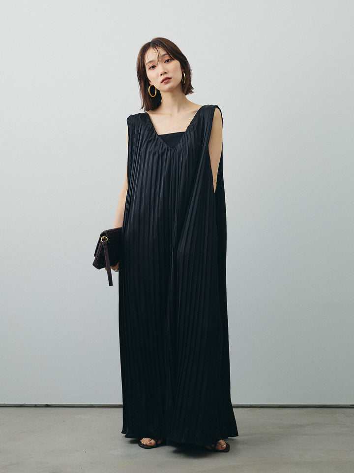 [予約]サテンプリーツVネックワンピース/ブラック