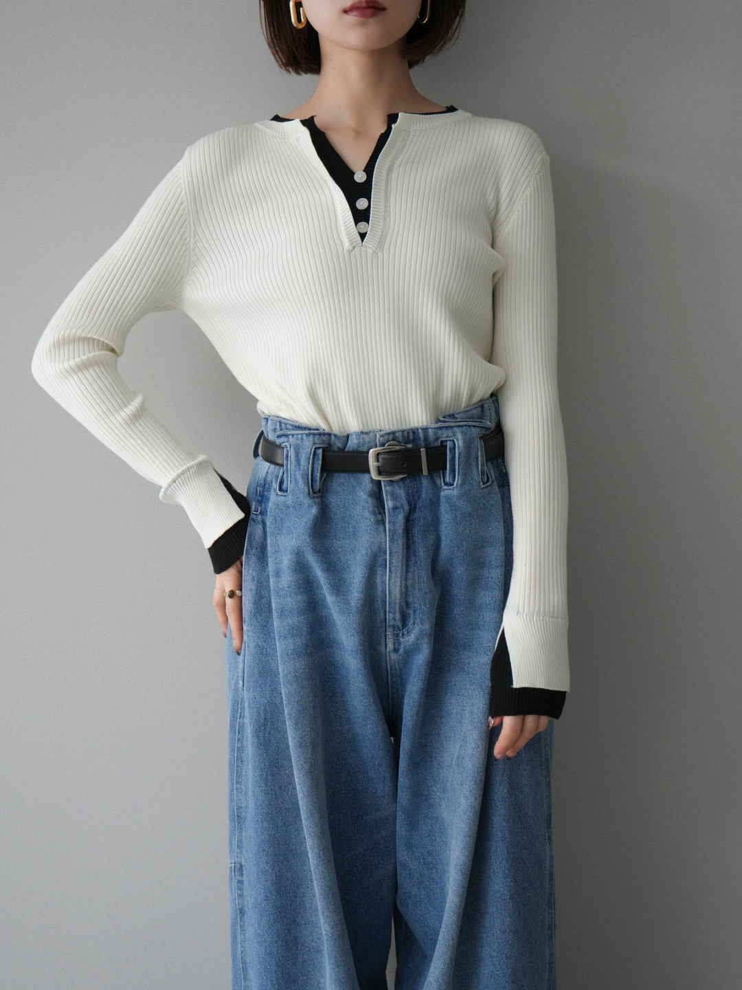 [SET]バイカラーキーネックリブニットトップス+ハイウエストベルトループデザインデニムパンツ(2set)
