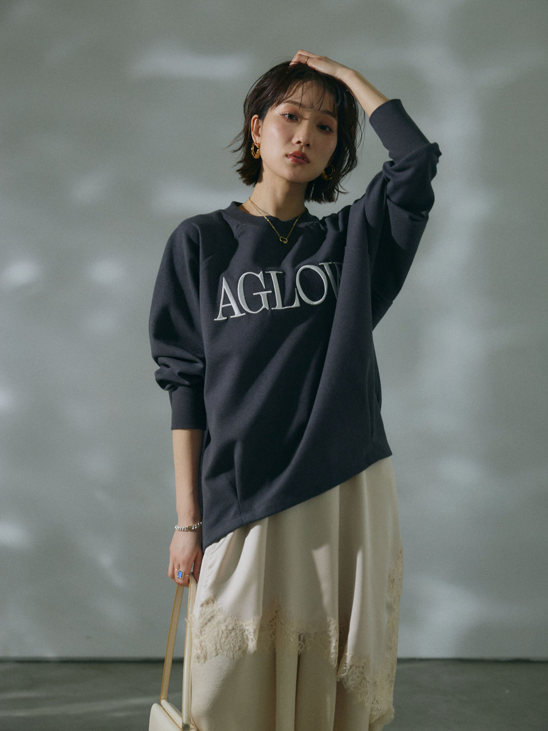 【Allure】[SET]ブークレダンボールロゴ刺繍プルオーバー+ワッシャーサテンタックジョガーパンツ+アシンメトリーサテンレースキャミソール(3set)