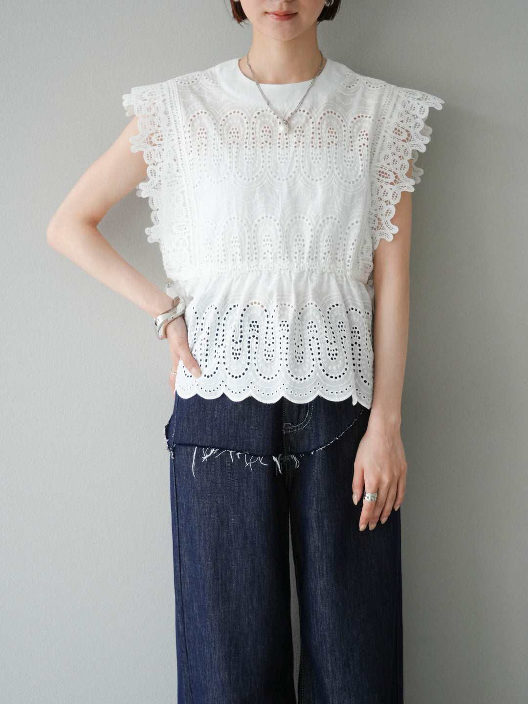 [SET] 扇貝刺繡蕾絲上衣 + 臀部設計牛仔褲 (2set)