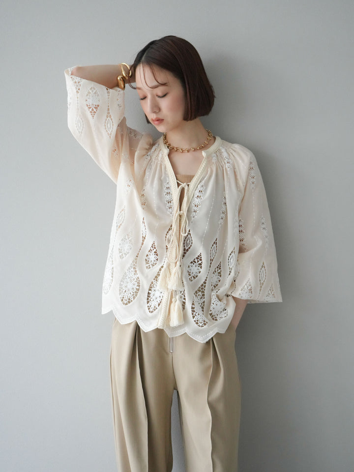 [予約]刺繍デザインブラウス/アイボリー