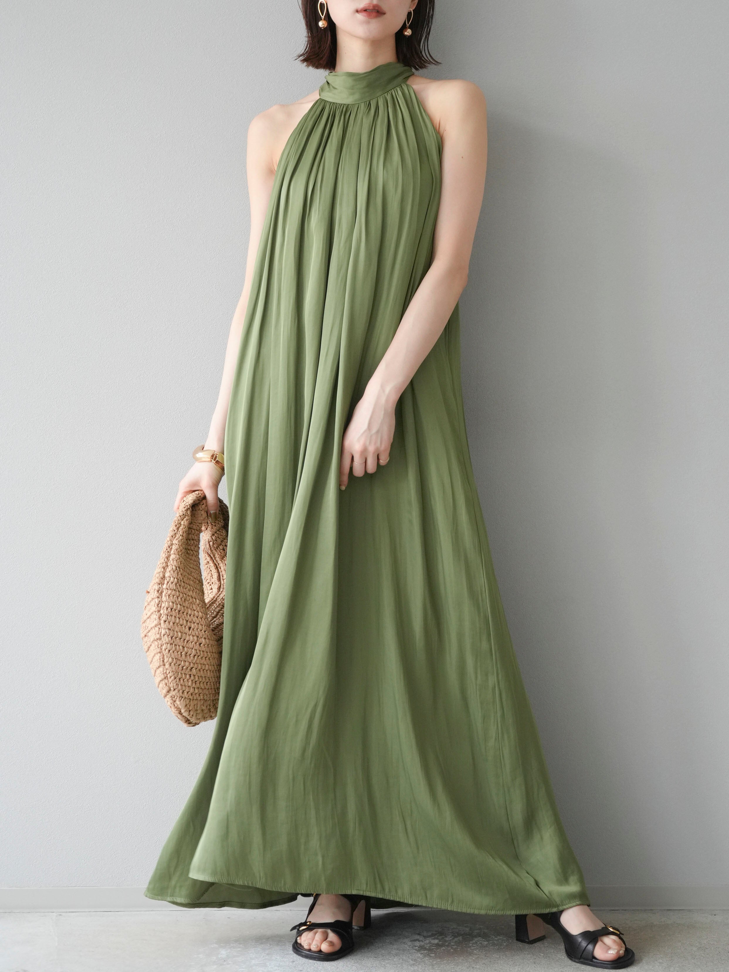 予約]シャイニーホルターワンピース/グリーン – Lumier