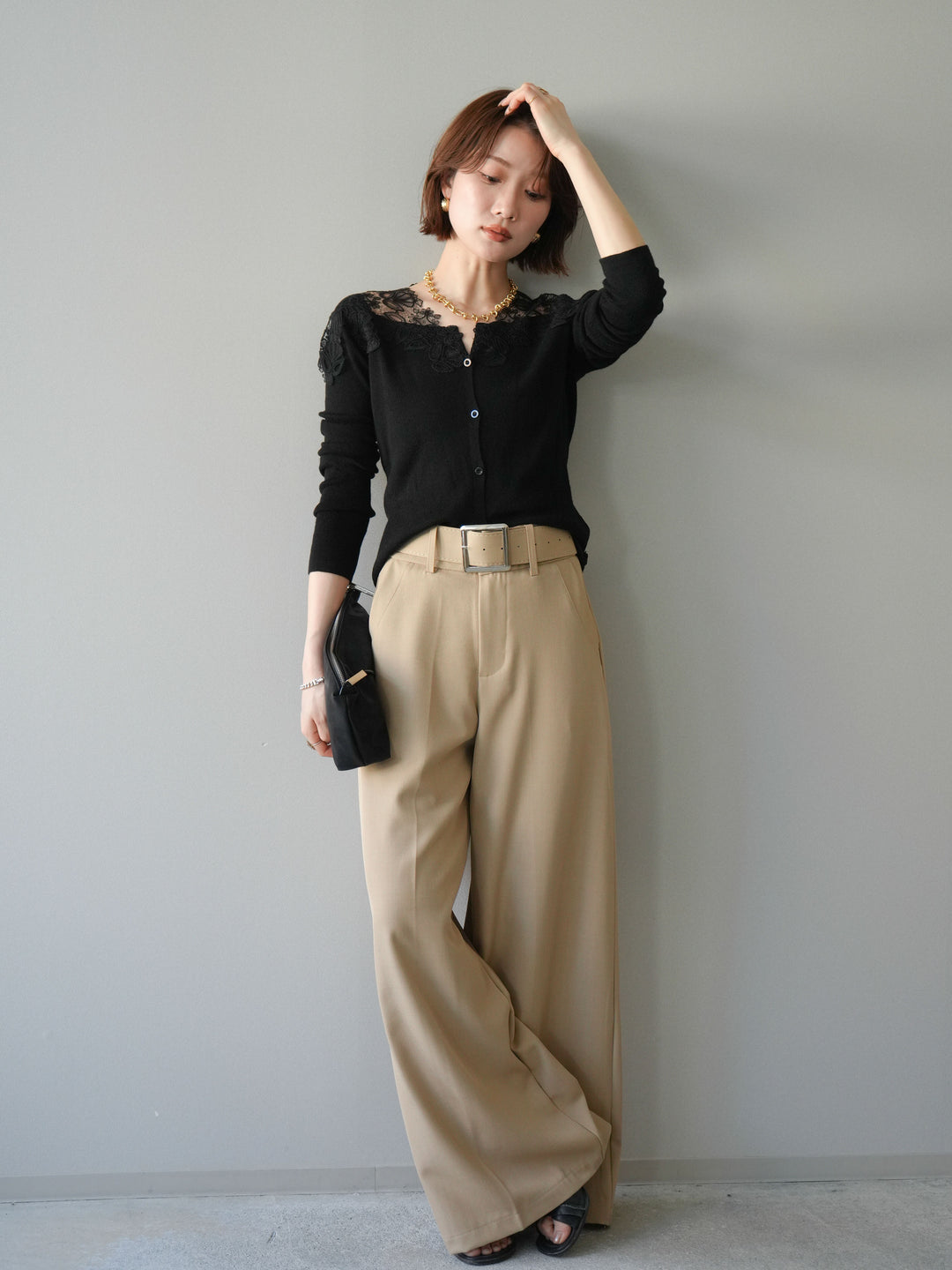 【套裝】肩部蕾絲針織開襟衫+銀色搭扣垂褶闊腿褲（兩件套）