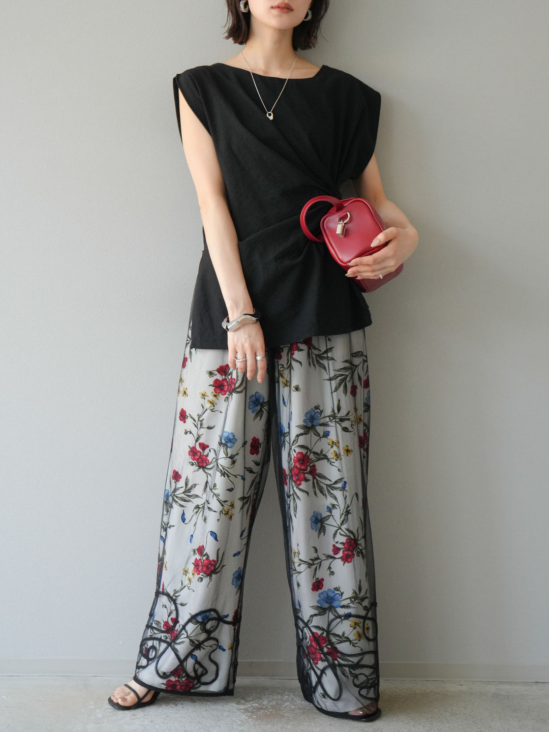 [SET] 側扭法式上衣+植物圖案休閒褲+繩繡薄紗疊穿褲（3件套裝）