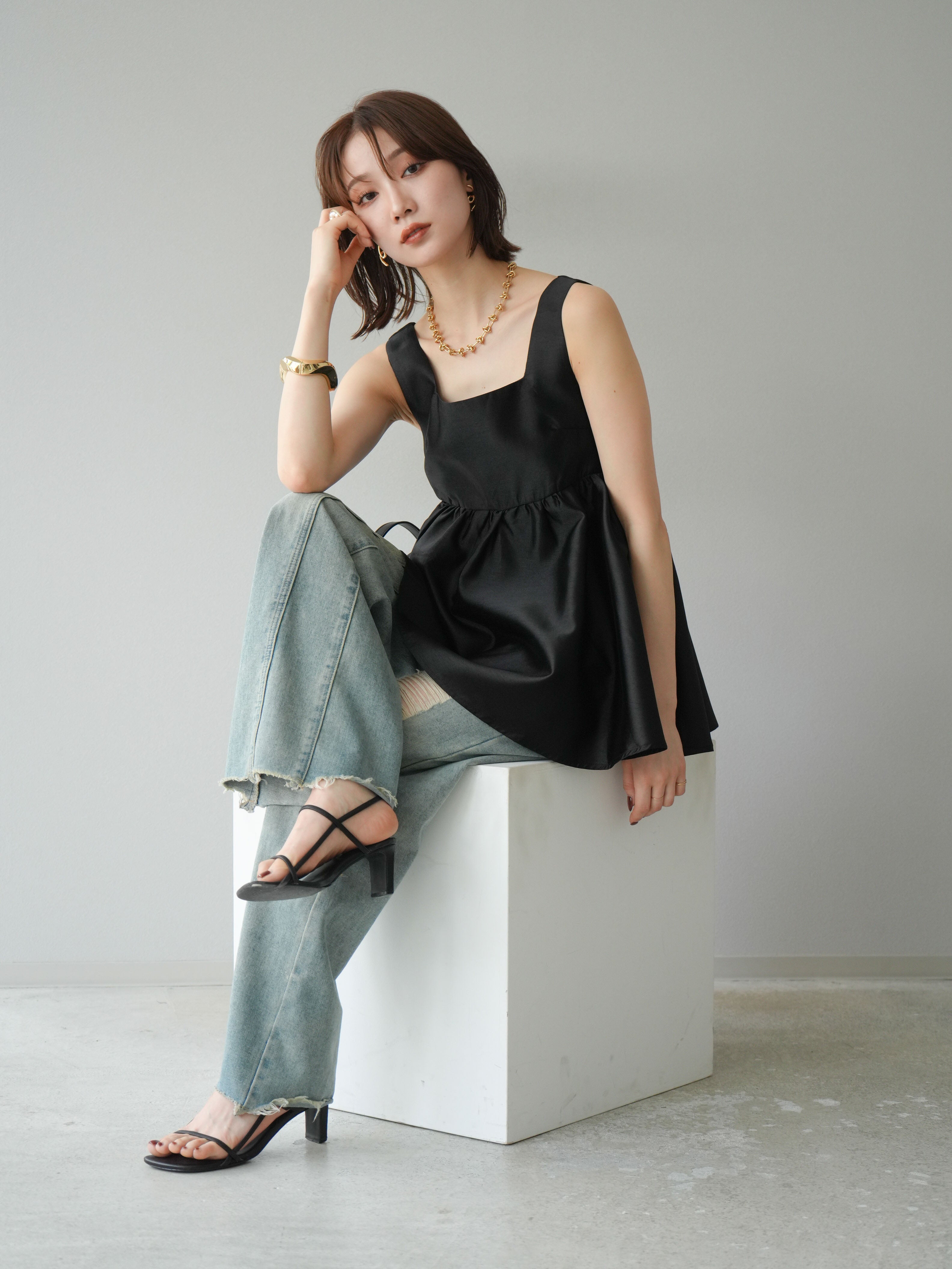 予約]サテンフレアノースリーブトップス/ブラック – Lumier