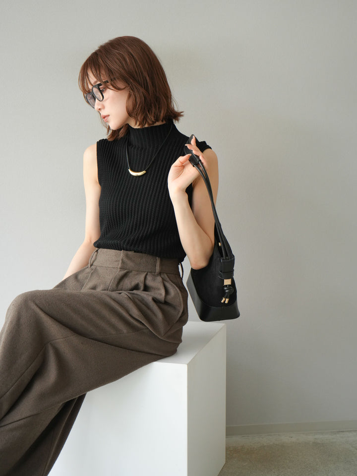 [予約]ボトルネックワッフル編みノースリーブニットトップス/ブラック